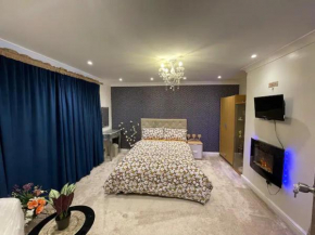 Beautiful place to live near Heathrow Windsor Legoland & Free Parking Onsite